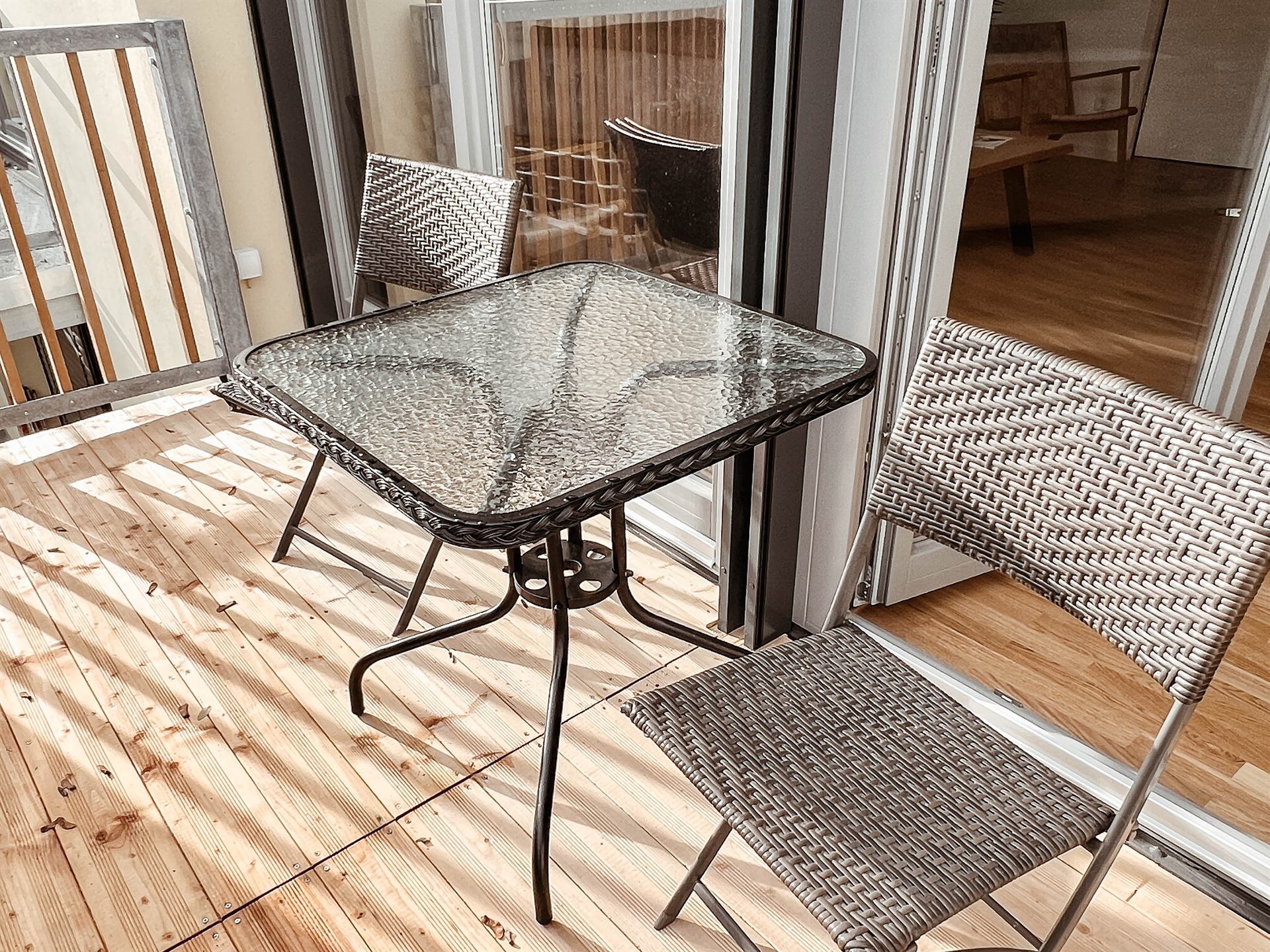 Balkon mit Sitzgelegenheit und Sonnenschirm