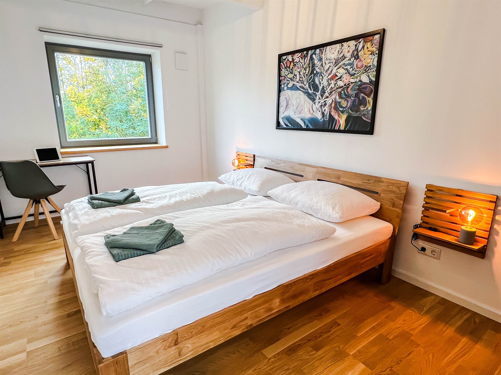 Schlafzimmer mit Doppelbett aus Massivholz