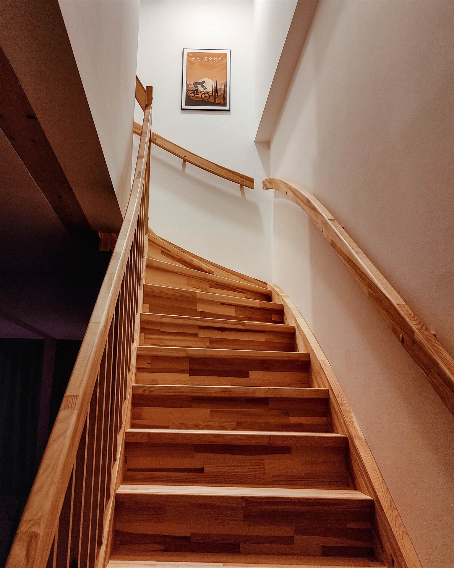 Holztreppe zum Obergeschoss