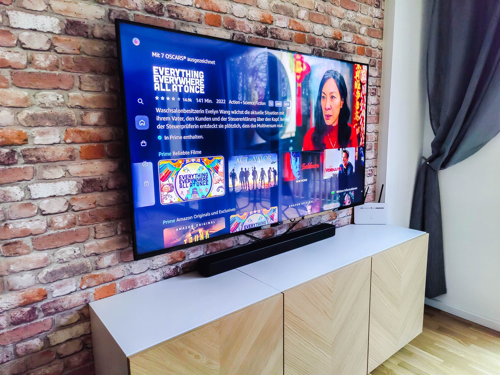 65 Zoll Smart-TV vor Ziegelwand